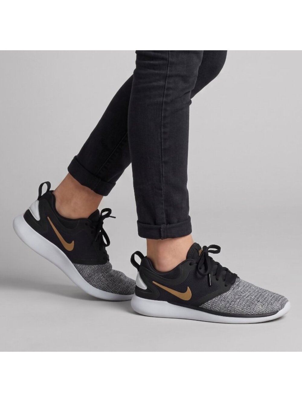 Nike Unisex Girl's or Boy's Lunarsolo Runners Running Shoes Sneakers in size 4 Y